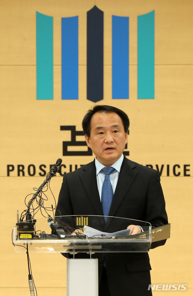 [서울=뉴시스]박주성 기자 = 나병훈 전문공보관이 2일 오후 서울 양천구 서울남부지방검찰청 브리핑룸에서 패스트트랙 사건처리 결과를 브리핑하고 있다. 2020.01.02.&nbsp; park7691@newsis.com