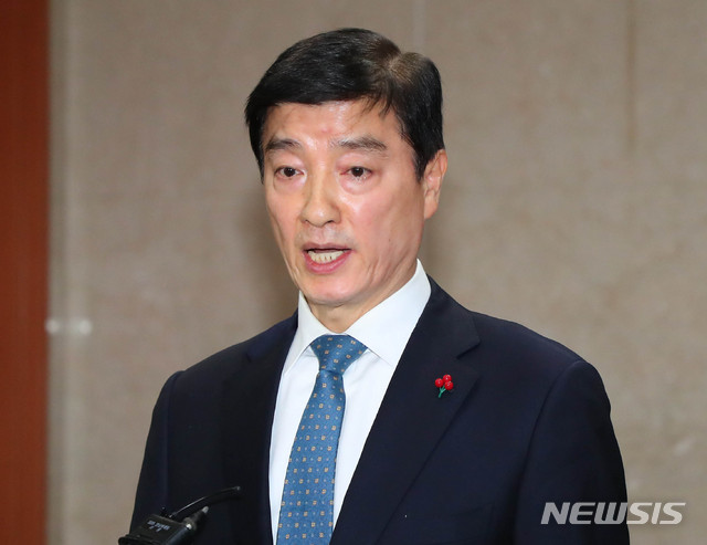 [서울=뉴시스] 장세영 기자 = 이해식 더불어민주당 대변인이 2일 서울 여의도 국회 정론관에서 기자회견을 열고 검찰의 ‘국회 패스트트랙 충돌 사건’ 수사 결과에 대해 비판하고 있다. 2020.01.02.&nbsp; photothink@newsis.com