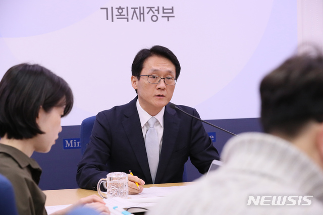 [세종=뉴시스]강종민 기자 = 임재현 기획재정부 세제실장이 지난 2일 정부세종청사에서 2019년도 세법 후속 시행령 개정안에 대해 설명하고 있다. 2020.01.05.&nbsp; ppkjm@newsis.com