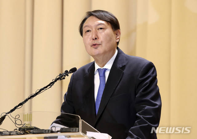 [서울=뉴시스] 고범준 기자 = 윤석열 검찰총장이 지난해 1월2일 오후 서울 서초구 대검찰청 별관에서 열린 '대검 신년 다짐회'에서 신년사를 낭독하고 있다. 2020.01.02. bjko@newsis.com