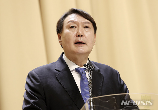 [서울=뉴시스] 고범준 기자 = 윤석열 검찰총장이 2일 오후 서울 서초구 대검찰청 별관에서 열린 '대검 신년 다짐회'에서 신년사를 낭독하고 있다. 2020.01.02.&nbsp; bjko@newsis.com