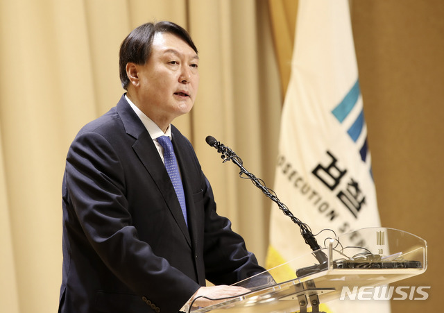 [서울=뉴시스] 고범준 기자 = 윤석열 검찰총장이 2일 오후 서울 서초구 대검찰청 별관에서 열린 '대검 신년 다짐회'에서 신년사를 낭독하고 있다. 2020.01.02.&nbsp; bjko@newsis.com