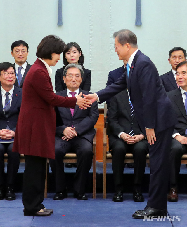 [서울=뉴시스]배훈식 기자 = 문재인 대통령이 2일 청와대 본관에서 추미애 신임 법무부 장관에게 임명장을 수여한 후 악수하고 있다. 2020.01.02. dahora83@newsis.com