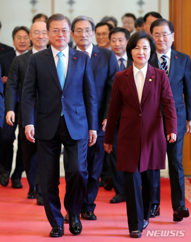 [서울=뉴시스]배훈식 기자 = 문재인 대통령이 2일 청와대 본관에서 추미애 신임 법무부 장관에게 임명장을 수여한 후 함께 환담장으로 이동하고 있다. 2020.01.02.&nbsp; dahora83@newsis.com