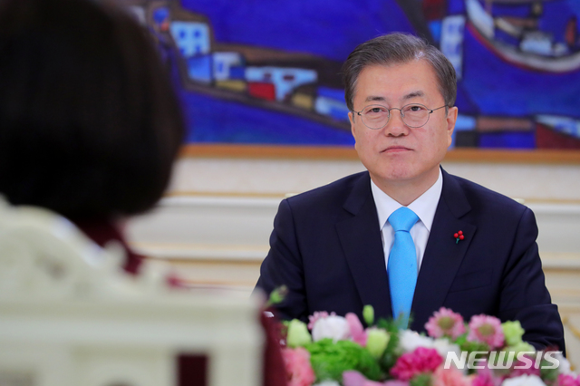 [서울=뉴시스]배훈식 기자 = 문재인 대통령이 2일 오후 청와대 본관에서 열린 추미애 신임 법무부 장관 임명장 수여식 환담 자리에 참석해 추 장관의 발언을 듣고 있다. 2020.01.02.&nbsp; dahora83@newsis.com