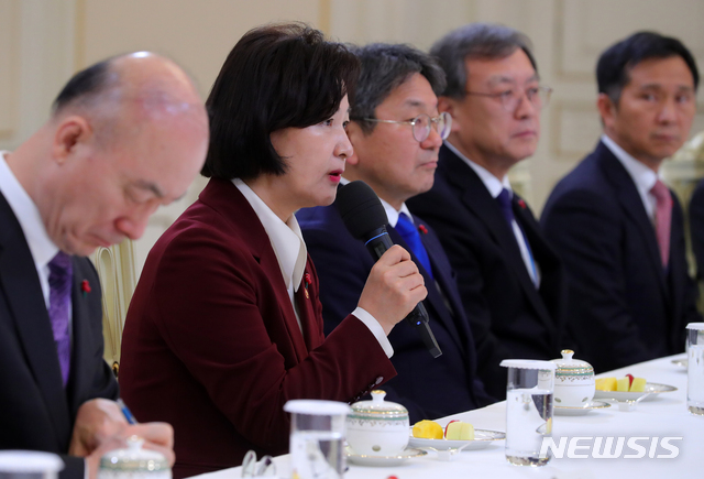 [서울=뉴시스]배훈식 기자 = 추미애 신임 법무부 장관이 2일 오후 청와대 본관에서 열린 임명장 수여식 환담 자리에 참석해 발언하고 있다. 2020.01.02.&nbsp; dahora83@newsis.com