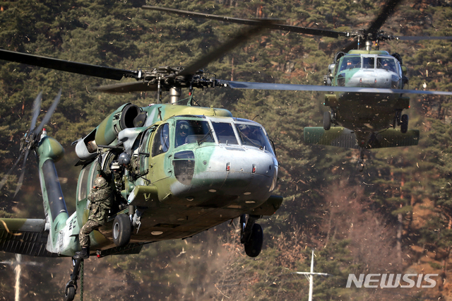 [양양=뉴시스] 김경목 기자 = 육군 제8군단 특공대 장병들이 2일 오후 강원 양양군 일대에서 UH-60 헬기를 타고 작전 지역으로 투입되는 로프 강하 훈련을 하고 있다. 육군 8군단 8특공대대(대대장 류희수 중령)는 경자년 새해 첫 훈련을 언론에 공개했다. 2020.01.02.   photo31＠newsis.com