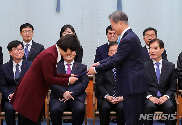 [서울=뉴시스]배훈식 기자 = 문재인 대통령이 2일 오후 청와대 본관에서 추미애 신임 법무부 장관에게 임명장을 수여하고 있다. 2020.01.02.&nbsp; dahora83@newsis.com