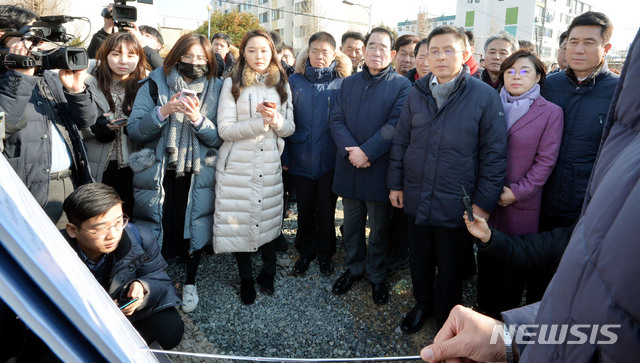 [포항=뉴시스] 이무열 기자 = 황교안 자유한국당 대표가 2일 오후 경북 포항시 북구 흥해읍 지진 피해 이재민들의 임시 주거시설인 ‘희망보금자리 이주단지’를 방문해 관계자로부터 설명을 듣고 있다. 2020.01.02.lmy@newsis.com