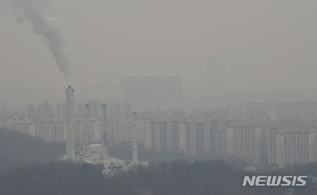 [수원=뉴시스] 김종택 기자 = 전국에 초미세먼지 '나쁨' 수준을 보인 2일 오후 경기도 수원시내가 초미세먼지로 뒤덮혀 뿌옇게 보이고 있다. 2020.1.2. semail3778@naver.com