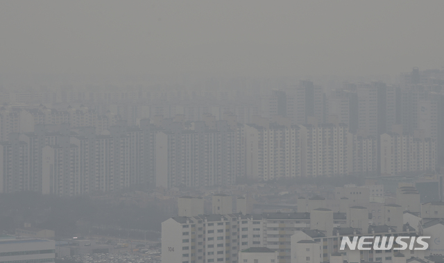 [수원=뉴시스] 김종택 기자 = 전국에 초미세먼지 '나쁨' 수준을 보인 지난 2일 오후 경기도 수원시내가 초미세먼지로 뒤덮혀 뿌옇게 보이고 있다. 2020.1.2. semail3778@naver.com