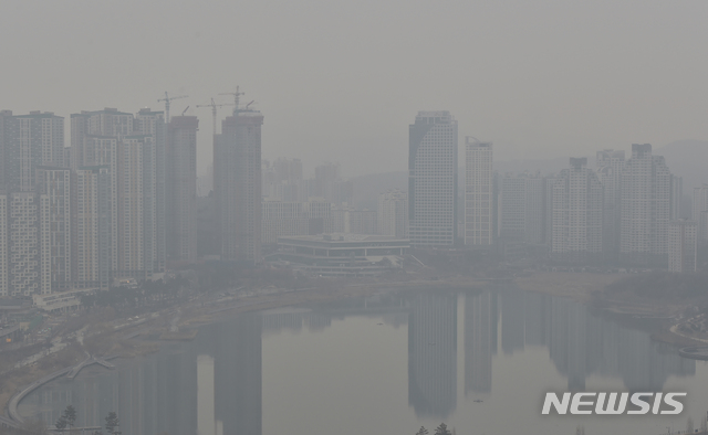 [수원=뉴시스] 김종택 기자 = 전국에 초미세먼지 '나쁨' 수준을 보인 2일 오후 경기도 수원시 영통구 광교신도시가 초미세먼지로 뒤덮혀 뿌옇게 보이고 있다. 2020.1.2. semail3778@naver.com