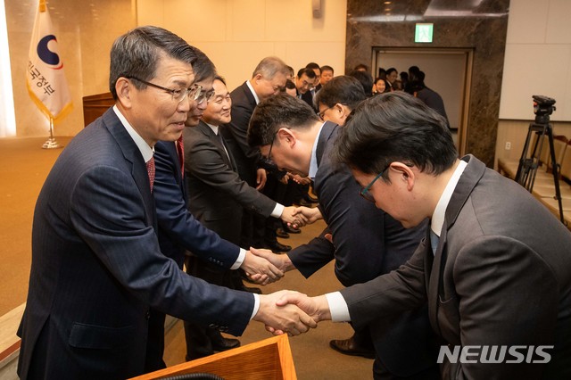 [서울=뉴시스]은성수 금융위원장이 2일 서울 종로구 정부서울청사 대회의실에서 열린 2020년 금융위원회 시무식에서 직원들과 신년인사를 하고 있다. (사진=금융위원회 제공) 2020.01.02.   photo@newsis.com