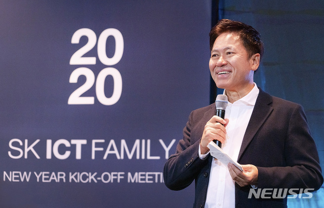 [서울=뉴시스]박정호 SK텔레콤 사장이 2일 서울 중구 SK텔레콤 본사에서 열린 2020년 SK ICT 패밀리 신년회에서 신년 메시지를 발표하고 있다. (사진=SK텔레콤 제공) 2020.01.02.photo@newsis.com