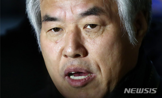 [서울=뉴시스]홍효식 기자 = 전광훈 한국기독교총연합회 대표회장이 2일 오후 서울 종로구 종로경찰서에서 불법집회 주도 혐의 관련 영장이 기각된 뒤 나서며 취재진 질문에 답하고 있다. 2020.01.02.  yesphoto@newsis.com