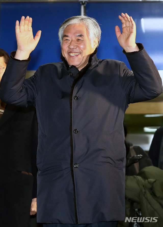 [서울=뉴시스]홍효식 기자 = 전광훈 한국기독교총연합회 대표회장이 2일 오후 서울 종로구 종로경찰서에서 불법집회 주도 혐의 관련 영장이 기각된 뒤 나서고 있다. 2020.01.02.  yesphoto@newsis.com