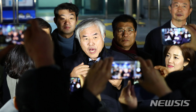 [서울=뉴시스]홍효식 기자 = 전광훈 한국기독교총연합회 대표회장이 2일 오후 서울 종로구 종로경찰서에서 불법집회 주도 혐의 관련 영장이 기각된 뒤 나서며 취재진 질문에 답하고 있다. 2020.01.02.  yesphoto@newsis.com