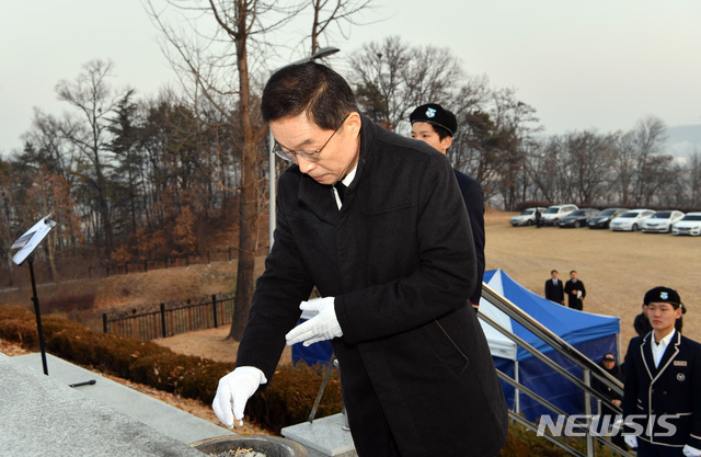 [안동=뉴시스] 임종식 경북교육감이 3일 안동의 충혼탑에서 참배하고 있다. (사진=경북교육청 제공) 2020.01.03