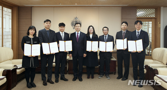 [전주=뉴시스]윤난슬 기자 = 전북대학교는 지난해 '전임교원 특별공개초빙' 절차를 거쳐 각 분야에서 우수한 성과를 보인 신임 교수 8명을 임용했다고 3일 밝혔다.(사진=전북대 제공)