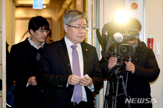 [서울=뉴시스]김병문 기자 = 이재갑 고용노동부 장관이 3일 오전 서울 중구의 한 식당에서 열린 '도급인 책임강화 관련 사업주 간담회'에 참석하고 있다. 2020.01.03. dadazon@newsis.com