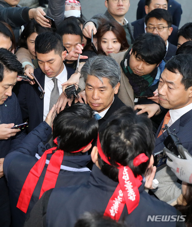 [서울=뉴시스]김선웅 기자 = 윤종원 신임 IBK 기업은행장(전 청와대 경제수석)이 3일 오전 서울 중구 IBK 기업은행 본점에서 출근길에 오르고 있다. 이날 윤 신임 행장은 노동조합이 '낙하산 인사'에 반대하며 출근 저지 투쟁을 펼쳐 출근하지 못한 채 발걸음을 돌렸다. 2020.01.03. mangusta@newsis.com