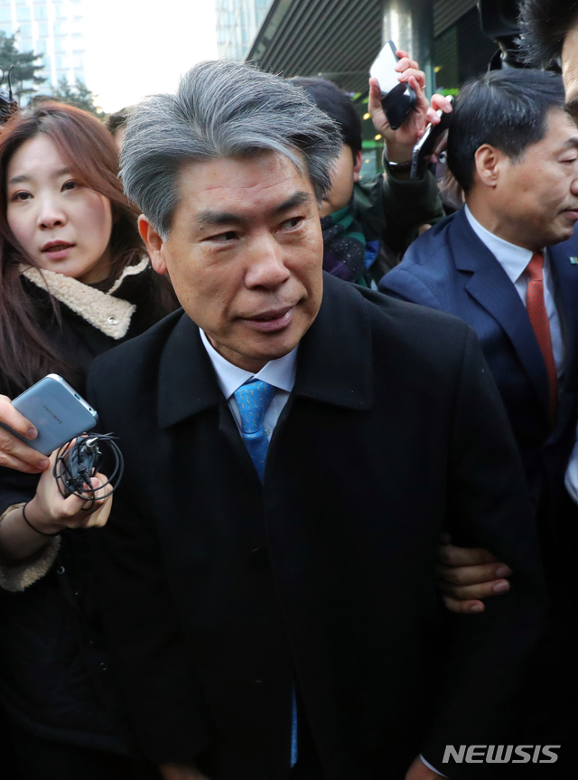 [서울=뉴시스]김근현 기자 = 출근 저지당한 윤종원 신임 기업은행장이 3일 오전 서울 중구 IBK기업은행 본점을 나서고 있다. 이날 윤 신임 행장은 노동조합이 '낙하산 인사'에 반대하며 출근 저지 투쟁을 펼쳐 출근하지 못한 채 발걸음을 돌렸다. 2020.01.03.khkim@newsis.com