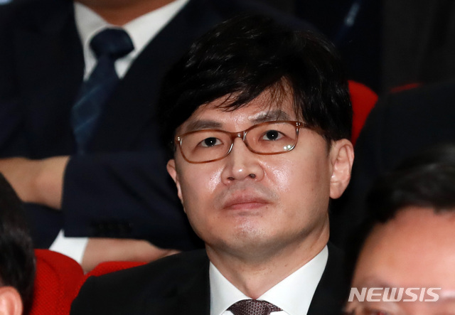 [과천=뉴시스] 이영환 기자 = 한동훈 당시 대검찰청 반부패강력부장이 지난해 1월3일 오전 경기 과천시 법무부에서 열린 추미애 법무부 장관 취임식에 참석해 자리에 앉아 있다. 2020.01.03. 20hwan@newsis.com