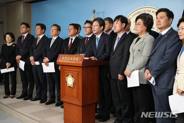 [서울=뉴시스]김명원 기자 = 새로운보수당 유승민 인재영입위원장과 하태경 창단준비위원장 및 정병국·이혜훈·오신환·유의동·하태경·정운천·지상욱 의원 등이 3일 오전 서울 여의도 국회 정론관에서 신당 창당및 바른미래당 탈당관련 기자회견을 하고 있다. 이날 회견에는 의원 8명과 바른정당계인 권은희·이준석 전 최고위원, 구상찬·정문헌·진수희·이종훈 전 의원 등도 참석했다. 2020.01.03. kmx1105@newsis.com