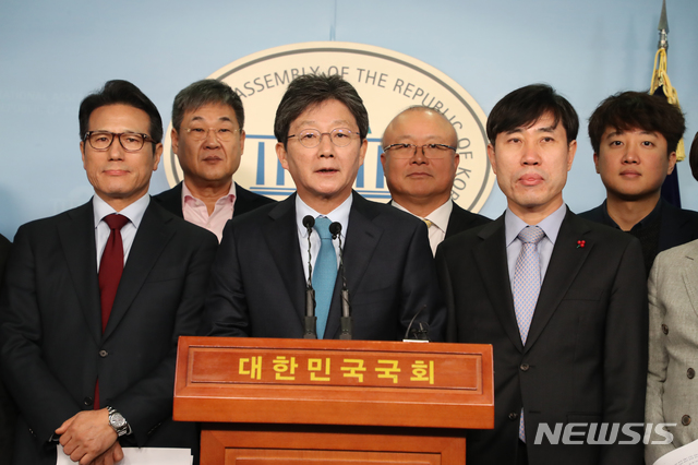 [서울=뉴시스]김명원 기자 = 새로운보수당 유승민 인재영입위원장과 하태경 창단준비위원장 및 정병국·이혜훈·오신환·유의동·하태경·정운천·지상욱 의원 등이 3일 오전 서울 여의도 국회 정론관에서 신당 창당및 바른미래당 탈당관련 기자회견을 하고 있다. 이날 회견에는 의원 8명과 바른정당계인 권은희·이준석 전 최고위원, 구상찬·정문헌·진수희·이종훈 전 의원 등도 참석했다. 2020.01.03.&nbsp; kmx1105@newsis.com 