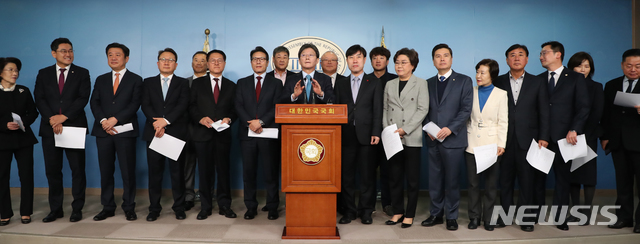 [서울=뉴시스]김명원 기자 = 새로운보수당 유승민 인재영입위원장과 하태경 창단준비위원장 및 정병국·이혜훈·오신환·유의동·하태경·정운천·지상욱 의원 등이 3일 오전 서울 여의도 국회 정론관에서 신당 창당및 바른미래당 탈당관련 기자회견을 하고 있다. 이날 회견에는 의원 8명과 바른정당계인 권은희·이준석 전 최고위원, 구상찬·정문헌·진수희·이종훈 전 의원 등도 참석했다. 2020.01.03.&nbsp; kmx1105@newsis.com 