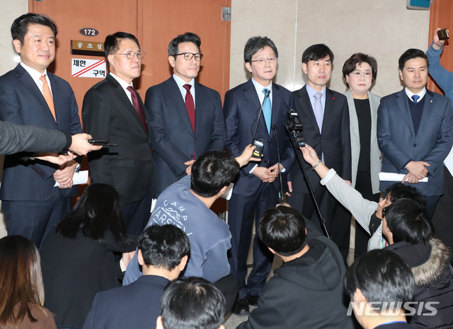 [서울=뉴시스]김명원 기자 = 새로운보수당 유승민 인재영입위원장과 하태경 창단준비위원장 및 정병국·이혜훈·유의동·하태경·정운천·지상욱 의원 등이 3일 오전 서울 여의도 국회 정론관에서 신당 창당및 바른미래당 탈당관련 기자회견 마치고 나와 기자들의 질문에 답변 하고 있다. 이날 회견에는 유승민·하태경·정병국·이혜훈·오신환·유의동·하태경·정운천·지상욱 의원 8명과 바른정당계인 권은희·이준석 전 최고위원, 구상찬·정문헌·진수희·이종훈 전 의원 등도 참석했다. 2020.01.03.&nbsp; kmx1105@newsis.com