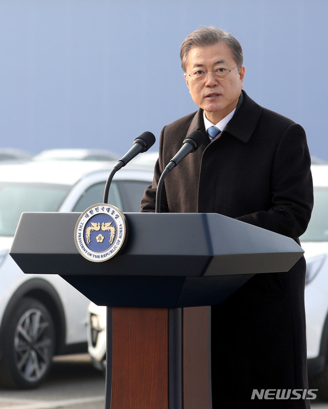 [평택=뉴시스]배훈식 기자 = 문재인 대통령이 3일 오전 경기 평택시 평택항 친환경차 수출현장을 방문해 발언하고 있다. 2020.01.03.&nbsp; dahora83@newsis.com 