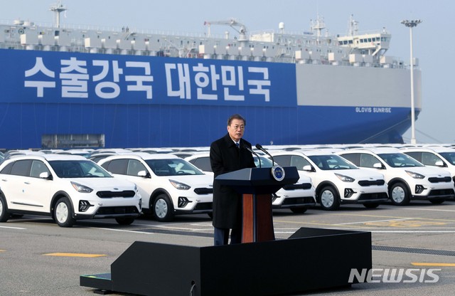 [평택=뉴시스]배훈식 기자 = 문재인 대통령이 3일 오전 경기 평택항 친환경차 수출현장을 방문, 인사말을 하고 있다. 2020.01.03.&nbsp; dahora83@newsis.com