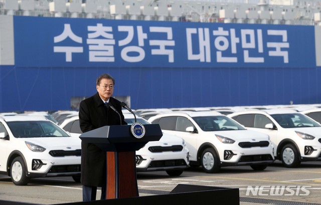 [평택=뉴시스]배훈식 기자 = 문재인 대통령이 3일 오전 경기 평택항 친환경차 수출현장을 방문, 인사말을 하고 있다. 2020.01.03. dahora83@newsis.com