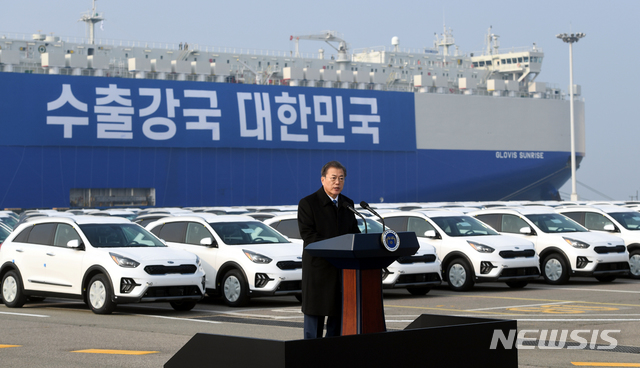 [평택=뉴시스]배훈식 기자 = 문재인 대통령이 3일 오전 경기 평택시 평택항 친환경차 수출현장을 방문해 발언하고 있다. 2020.01.03. dahora83@newsis.com