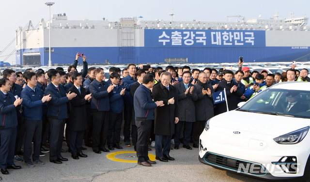 [평택=뉴시스]배훈식 기자 = 문재인 대통령이 3일 오전 경기 평택항 친환경차 수출현장을 방문, 올해 첫 친환경차 수출 1호 니로 차량 앞에서 기념촬영을 하고 있다. 2020.01.03. dahora83@newsis.com