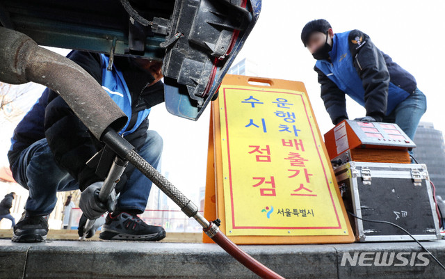 [서울=뉴시스] 배출가스 단속 자료사진.