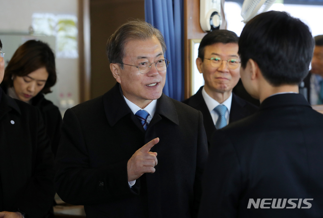 [평택=뉴시스]배훈식 기자 = 문재인 대통령이 3일 오전 경기 평택시 평택항 자동차 운반선에 올라 최인모 선장에게 자동차 선적 등에 대한 질문을 하고 있다. 2020.01.03. dahora83@newsis.com