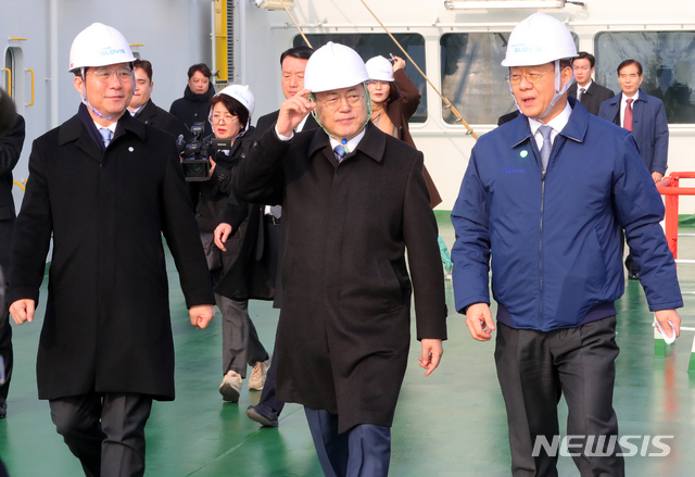[평택=뉴시스]배훈식 기자 = 문재인 대통령이 3일 오전 경기 평택시 평택항 자동차 운반선에 올라 수출 자동차 선적 현장을 바라보고 있다. 왼쪽부터 성윤모 산업통상자원부 장관, 문 대통령, 김정훈 현대글로비스 대표이사. 2020.01.03. dahora83@newsis.com