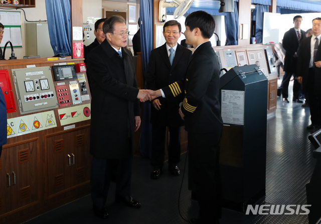 [평택=뉴시스]배훈식 기자 = 문재인 대통령이 3일 오전 경기 평택시 평택항 자동차 운반선에 올라 최인모 선장과 악수하고 있다. 2020.01.03. dahora83@newsis.com