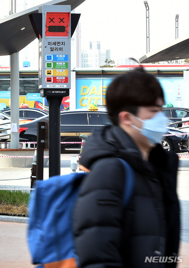 [대구=뉴시스] 이무열 기자 = 초미세먼지가 ‘나쁨’ 수준을 보인 3일 오전 마스크를 쓴 시민들이 대구 동구 신암동 동대구역 앞 광장에 설치된 미세먼지 알리미 앞을 지나고 있다. 2020.01.03.lmy@newsis.com