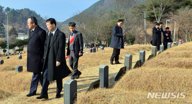 [광주=뉴시스]변재훈 기자 = 5·18진상규명조사위원회 조사위원들이 3일 오후 광주 북구 망월동 민족민주열사묘역(5·18 옛 묘역)을 찾아 묘역을 둘러보고 있다. 이날 광주를 방문한 위원들은 이어 국립5·18민주묘지를 참배한 뒤 조사위원회 출범선언문을 발표한다. 2020.01.03.wisdom21@newsis.com