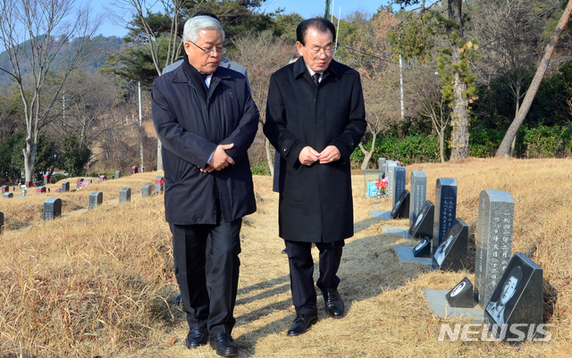 [광주=뉴시스]변재훈 기자 = 5·18진상규명조사위원회 송선태 위원장(사진 왼쪽)이 3일 오후 광주 북구 망월동 민족민주열사묘역(5·18 옛 묘역)에서 김후식 5·18부상자회장의 안내를 받아 묘역을 둘러보고 있다. 이날 광주를 방문한 조사위원회 위원들은 이어 국립5·18민주묘지를 참배한 뒤 위원회 출범선언문을 발표한다. 2020.01.03.  wisdom21@newsis.com