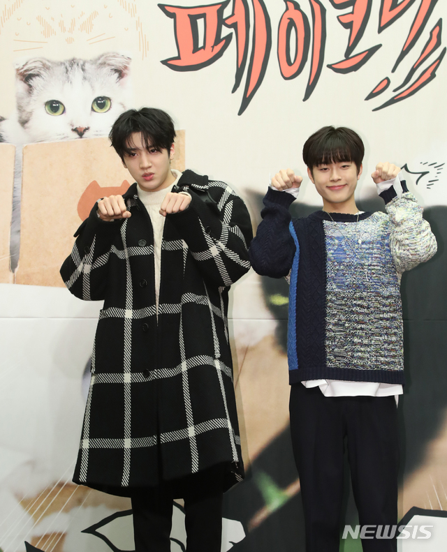 [서울=뉴시스]조수정 기자 = 그룹 펜타곤 우석, 가수 유선호가 3일 오후 서울 상암동 스탠포드호텔에서 열린 tvN 예능프로그램 '냐옹은 페이크다' 제작발표회에서 포즈를 취하고 있다. 고양이들의 속마음을 파헤치는 신개념 예능 '냐옹은 페이크다'는 5일 밤 첫 방송을 시작으로 매주 일요일 밤 10시 40분 방송한다. 2020.01.03. chocrystal@newsis.com