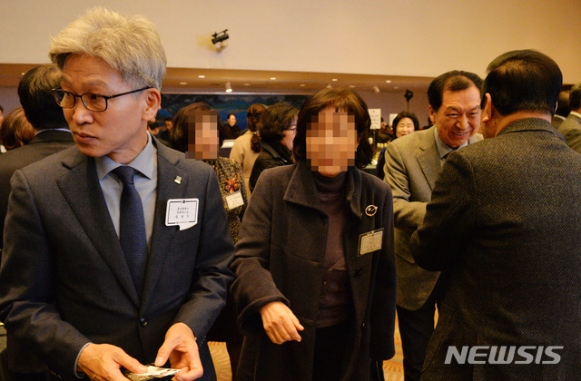 [울산=뉴시스] 배병수 기자 = 지난 3일 오전 울산 롯데호텔에서 열린 2020년 신년 인사회에서 밝은 표정의 김기현(오른쪽) 전 시장과 송병기(왼쪽) 울산시 부시장이 하례객과 인사를 나누고 있다. 2020.01.03. bbs@newsis.co