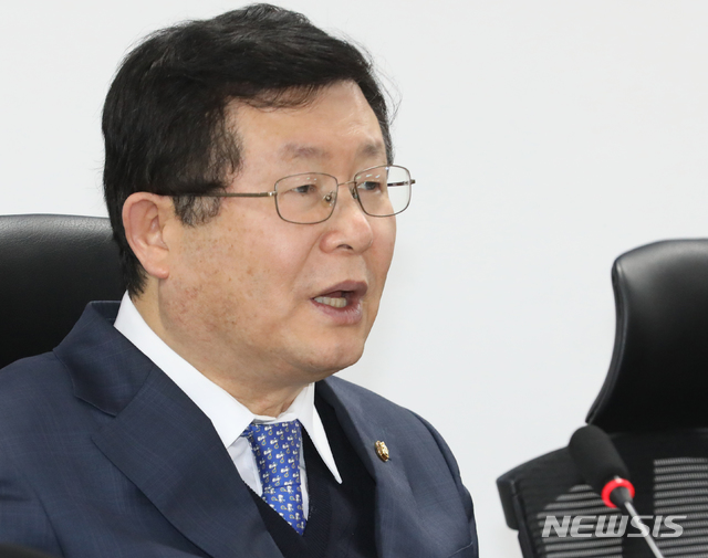 [서울=뉴시스]김명원 기자 = 설훈 더불어민주당 검찰공정수사촉구특별위원회 위원장이 3일 오후 서울 여의도 국회 의원회관에서 열린 검찰공정수사촉구특위 회의에 참석해 발언하고 있다. 2020.01.03.&nbsp; kmx1105@newsis.com 