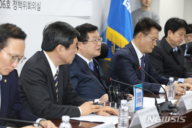 [서울=뉴시스]김명원 기자 = 설훈 더불어민주당 검찰공정수사촉구특별위원회 위원장이 3일 오후 서울 여의도 국회 의원회관에서 열린 검찰공정수사촉구특위 회의에 참석해 발언하고 있다. 2020.01.03.&nbsp; kmx1105@newsis.com 