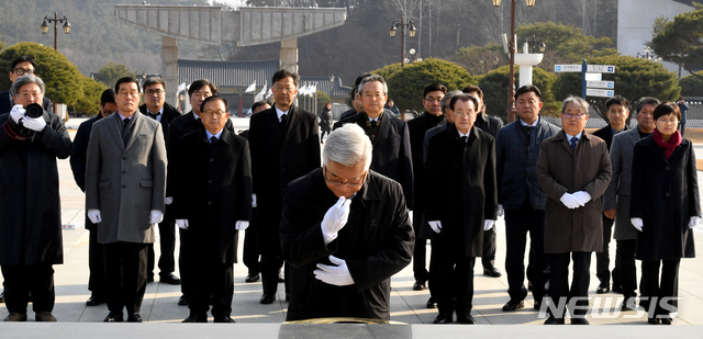 [광주=뉴시스] 신대희 기자 = 5·18민주화운동 진상규명조사위원회가 3일 오후 광주 북구 운정동 5·18 국립민주묘지에서 참배를 하고 있다. 진상조사위는 특별법 시행 1년3개월만인 이날 출범을 공식 선언했다. 2020.01.03.sdhdream@newsis.com