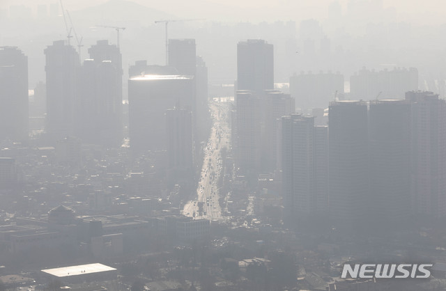 [서울=뉴시스] 박민석 기자 = 서울 초미세먼지 수치가 '나쁨' 수준을 보이고 있는 3일 오후 서울 중구 남산 전망대에서 바라본 서울 시내가 뿌옇게 보이고 있다. 2020.01.03.  mspark@newsis.com