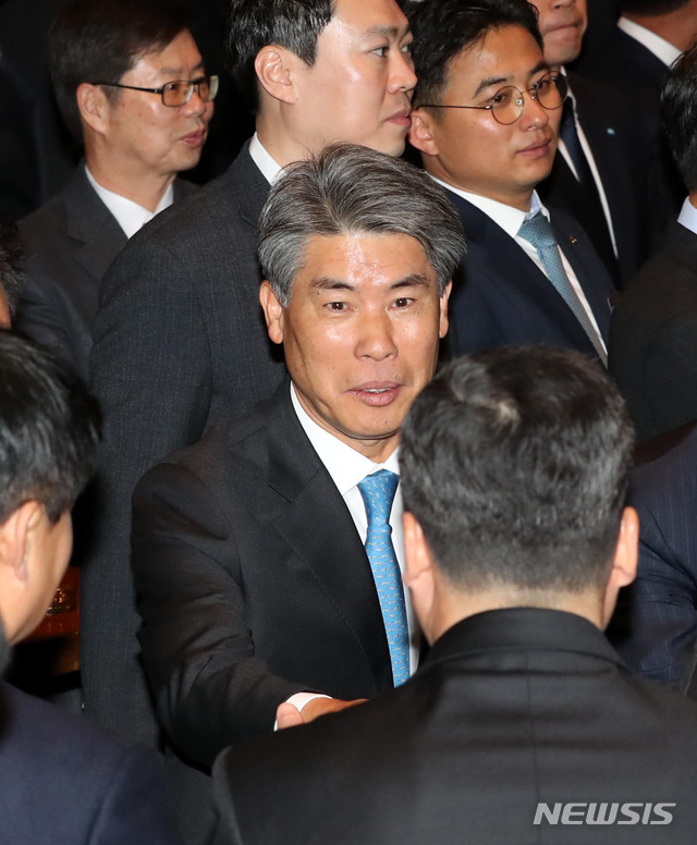 [서울=뉴시스]김병문 기자 = 신임 IBK기업은행장에 임명된 윤종원 청와대 전 대통령비서실 경제수석비서관이 3일 오후 서울 중구 신라호텔에서 열린 범금융 신년인사회에 참석해 인사를 나누고 있다. 2020.01.03.&nbsp; photo@newsis.com 